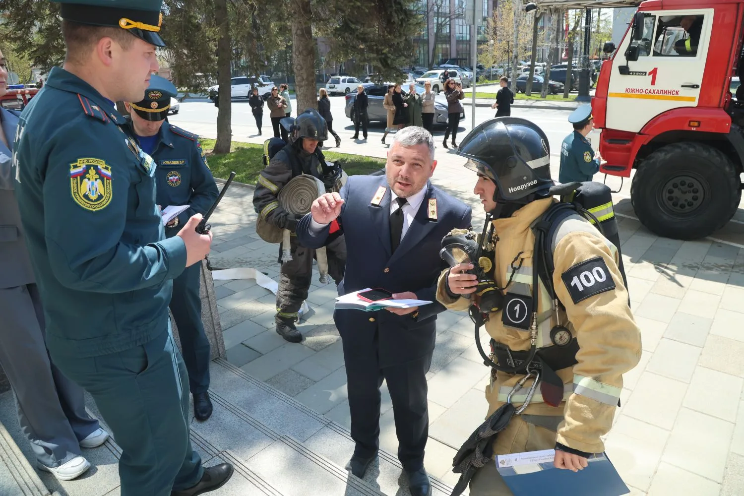 На фото руководитель аппарата - администратор суда докладывает старшему пожарной бригады об эвакуации сотрудников суда.